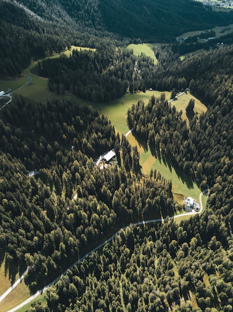 Ripresa aerea verticale di montagne verdi con nuvole bianche sullo sfondo