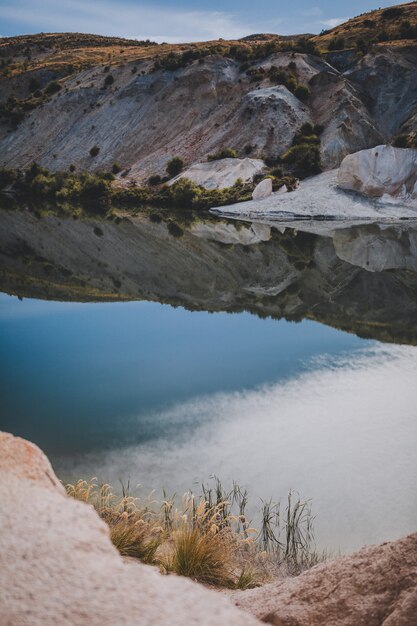 Вертикальная красивая сцена голубого озера в окружении гор