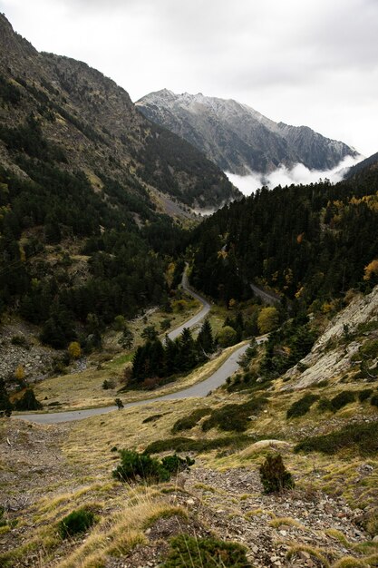 ピレネー山脈の道路と曇り空の垂直の息を呑むようなショット