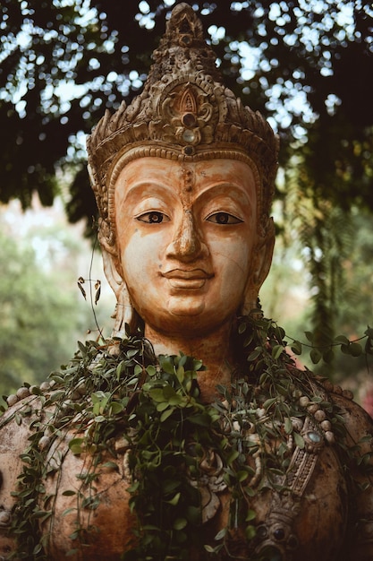 Free photo vertical closeup of the guardian statue in the buddhist pha lat temple in chiang mai, thailand