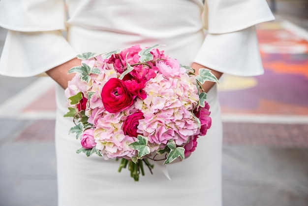 Foto gratuita colpo verticale del primo piano di un bouquet di fiori da sposa