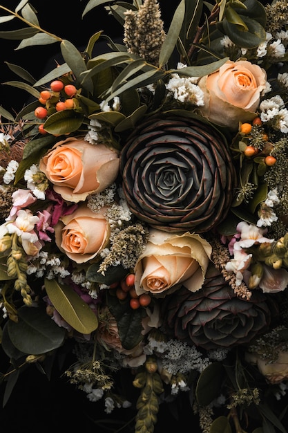 Foto gratuita colpo verticale del primo piano di un lussuoso bouquet di rose arancioni e marroni