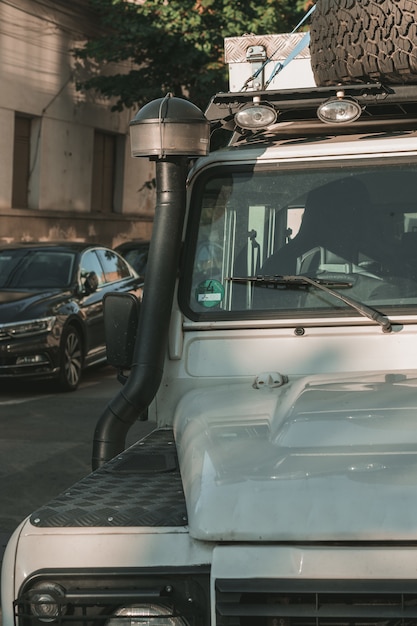 Foto gratuita colpo verticale del primo piano di un'automobile fuori strada con una priorità bassa vaga