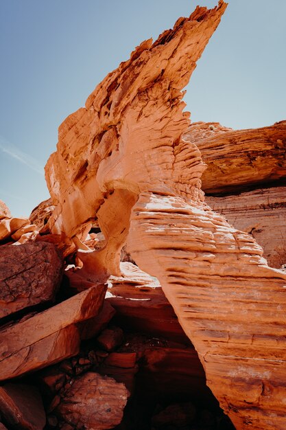 협곡의 붉은 바위의 수직 근접 촬영 샷