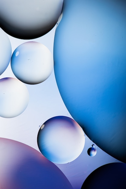 Illustrazione grafica verticale di cerchi bianchi e blu su sfondo bianco