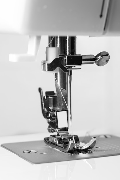 Макросъемка прижимной лапки швейной машины в вертикальной шкале серого