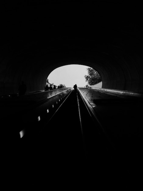 터널에서 통로의 세로 회색조 샷-단색 배경에 적합