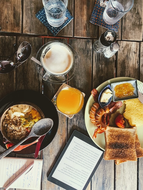 Foto gratuita colpo verticale dell'angolo alto di una tavola di prima colazione