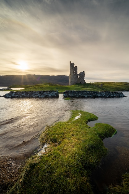 Foto gratuita colpo verticale dell'angolo alto di un fiume che circonda un edificio antico