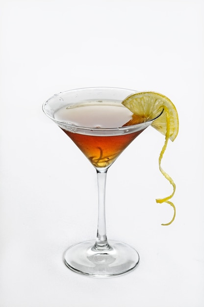 Free photo vertical isolated shot of cosmopolitan cocktail - perfect for menu usage