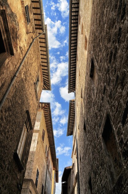 Вертикальный снимок под низким углом древних зданий в Асколи, Италия
