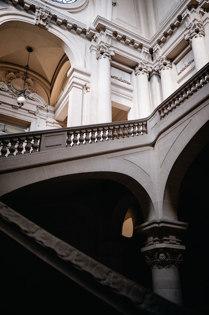 フランス、ルーベのコンクリートの階段と美しい彫刻が施された建物の垂直ローアングルショット