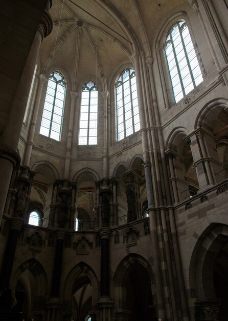 Вертикальный низкий угол выстрел из собора Магдебурга в дневное время
