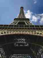 Foto gratuita inquadratura verticale dal basso della torre eiffel a parigi