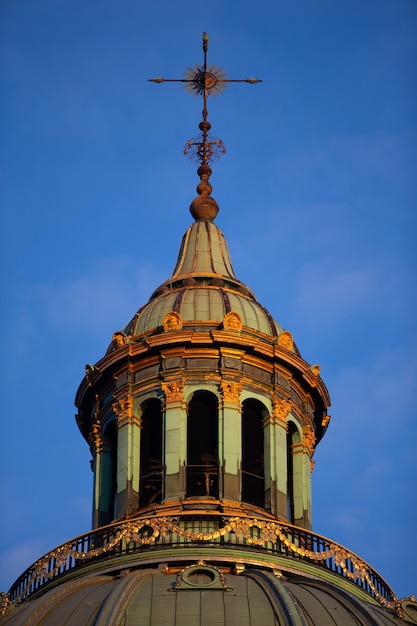 青い空の歴史的な塔の垂直ローアングルショット