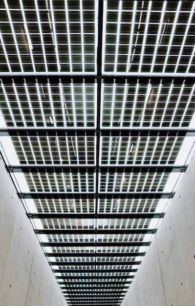 Free photo vertical low angle shot of the metal ceiling in a concrete building