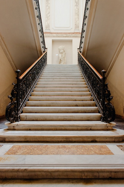 美しい歴史的な建物内の階段の垂直ローアングルショット