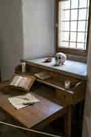 無料写真 頭蓋骨、書類、作業机の上の本がある詩人の部屋の垂直