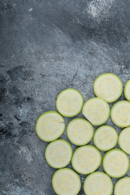 Free photo vertical photo of fresh sliced zucchini slices.