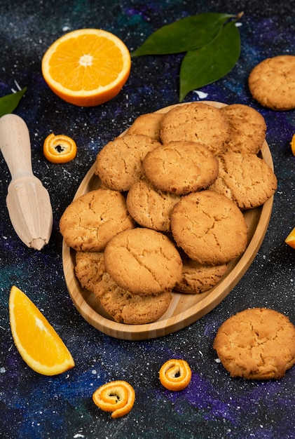 수제 신선한 쿠키와 공간 표면에 오렌지색 쿠키의 세로 사진.