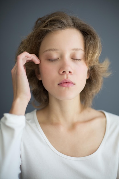 Free photo vertical portrait of sensual beautiful woman thoughtfully closing her eyes