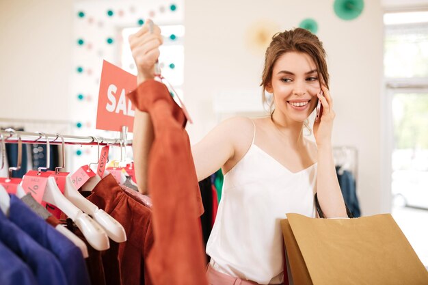 彼女の頭に手をつないで目を閉じて叫んでいる若い女性の縦の肖像画