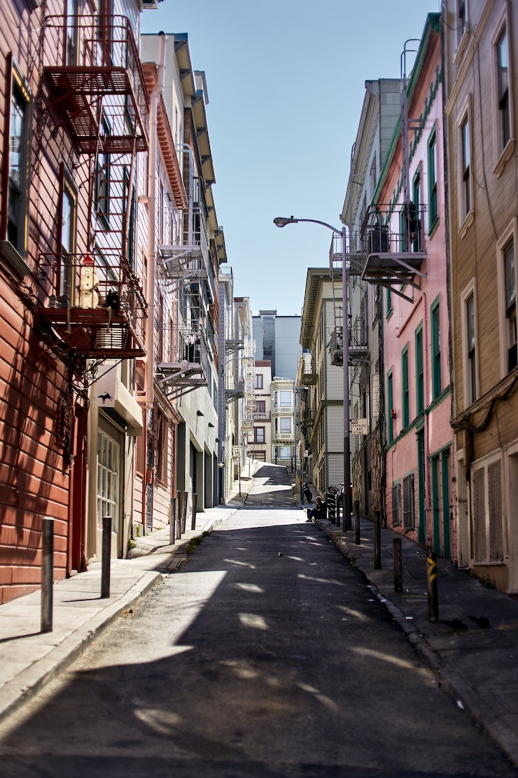 Free Photo vertical shot of an alley between apartment buildings in san francisco, california on a sunny day