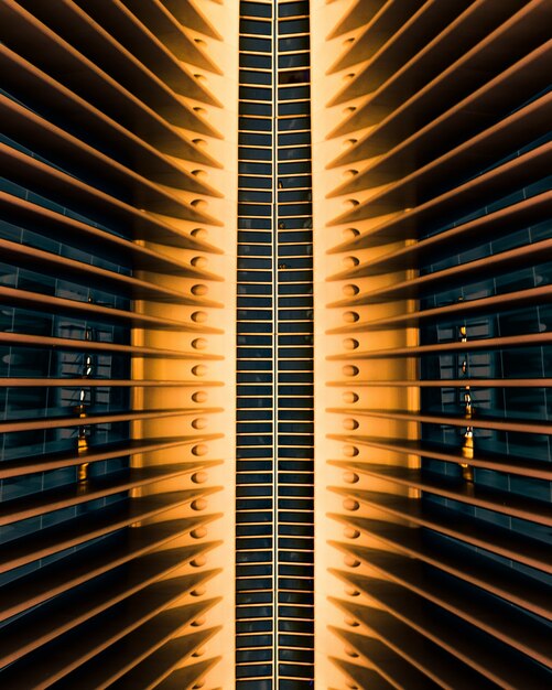 Вертикальный снимок архитектурного строения в Центре мировой торговли Oculus в Нью-Йорке