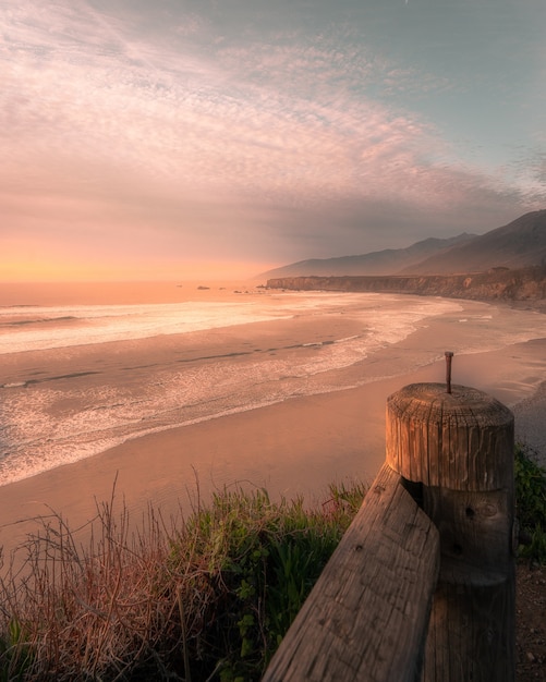 Colpo verticale della spiaggia durante un tramonto