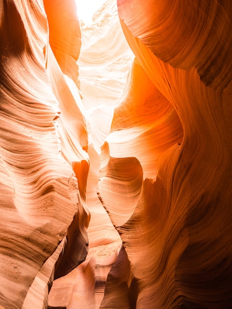Вертикальный снимок красивых огней и скал Каньона Антилопы Аризона в США