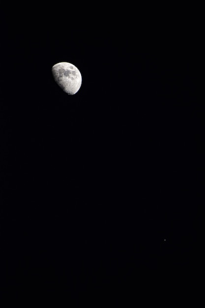 夜空の美しい月の垂直ショット