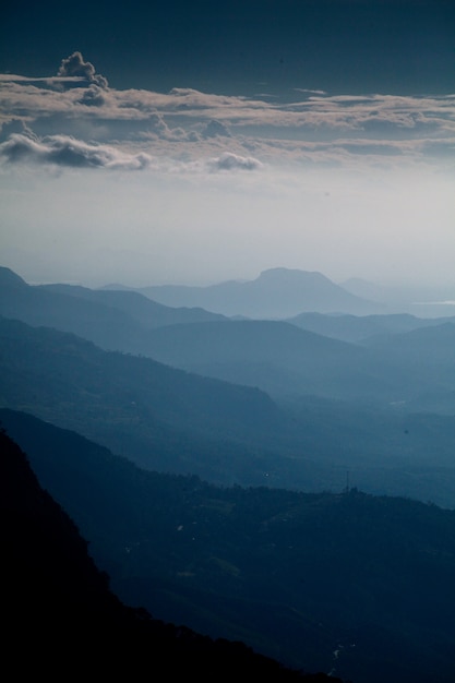 美しい山脈と早朝の曇り空の垂直ショット