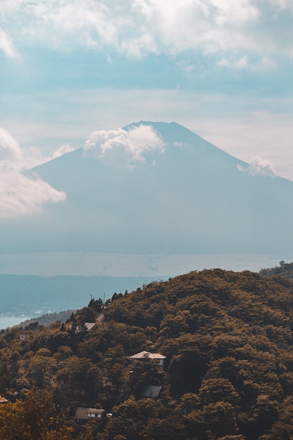 아름다운 산악 풍경의 세로 샷