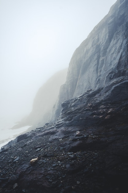 Free photo vertical shot of a beautiful rock formation