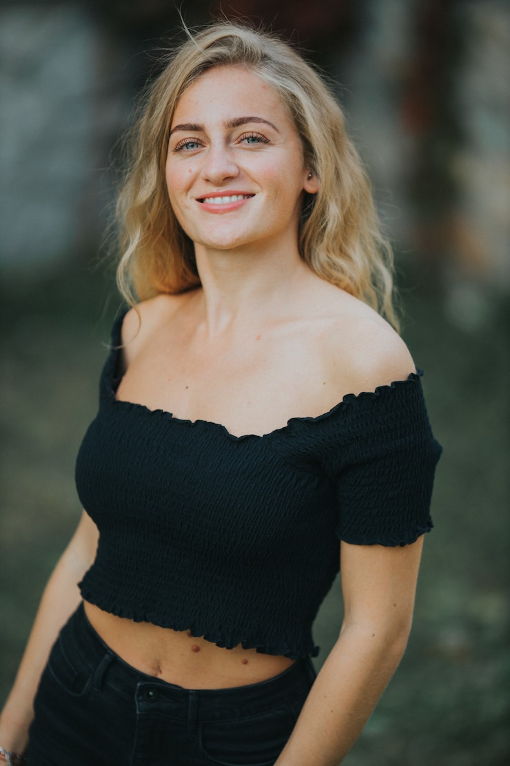 Free Photo vertical shot of beautiful smiling woman
