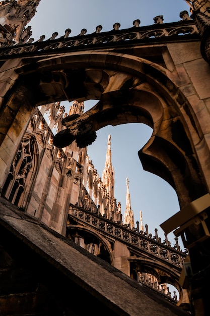 두오모 디 밀라노(Duomo di Milano)의 아름다운 전망과 이탈리아 밀라노(Milan)의 골동품 아치의 수직 샷