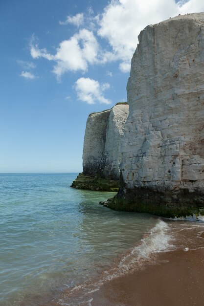 영국에서 바다로 아름다운 하얀 절벽의 세로 샷