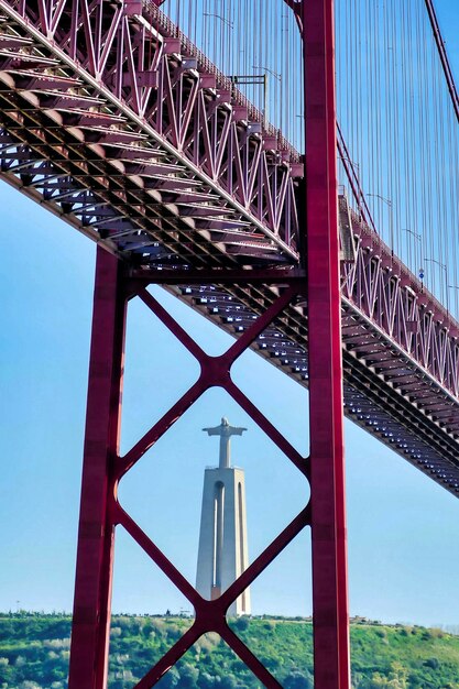 Вертикальный снимок моста со статуей Христа в Лиссабоне, Португалия