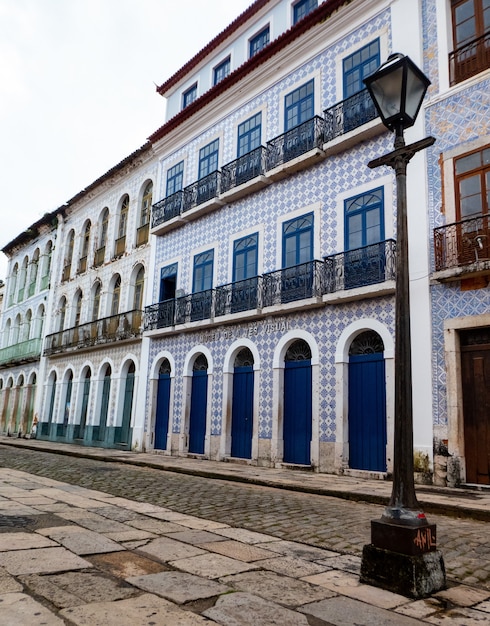 브라질 상루이스의 식민지 시대 건축물이 있는 건물의 세로 샷