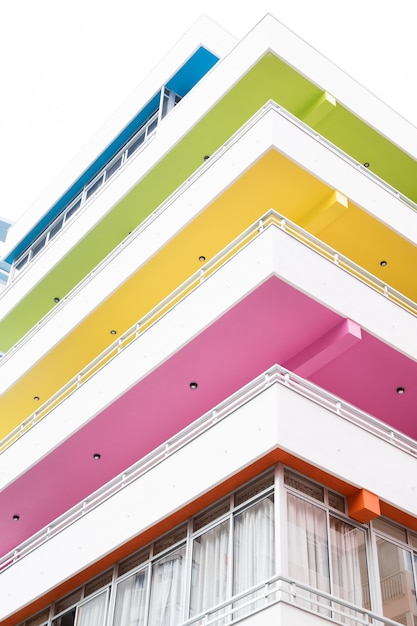 Foto gratuita ripresa verticale di un edificio con balconi colorati