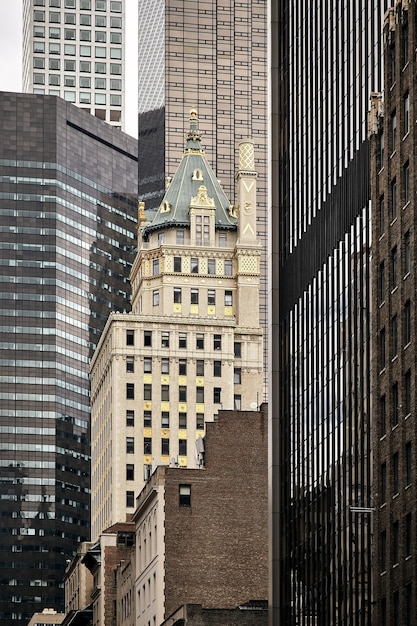 Free photo vertical shot of the buildings in manhattan, new york city