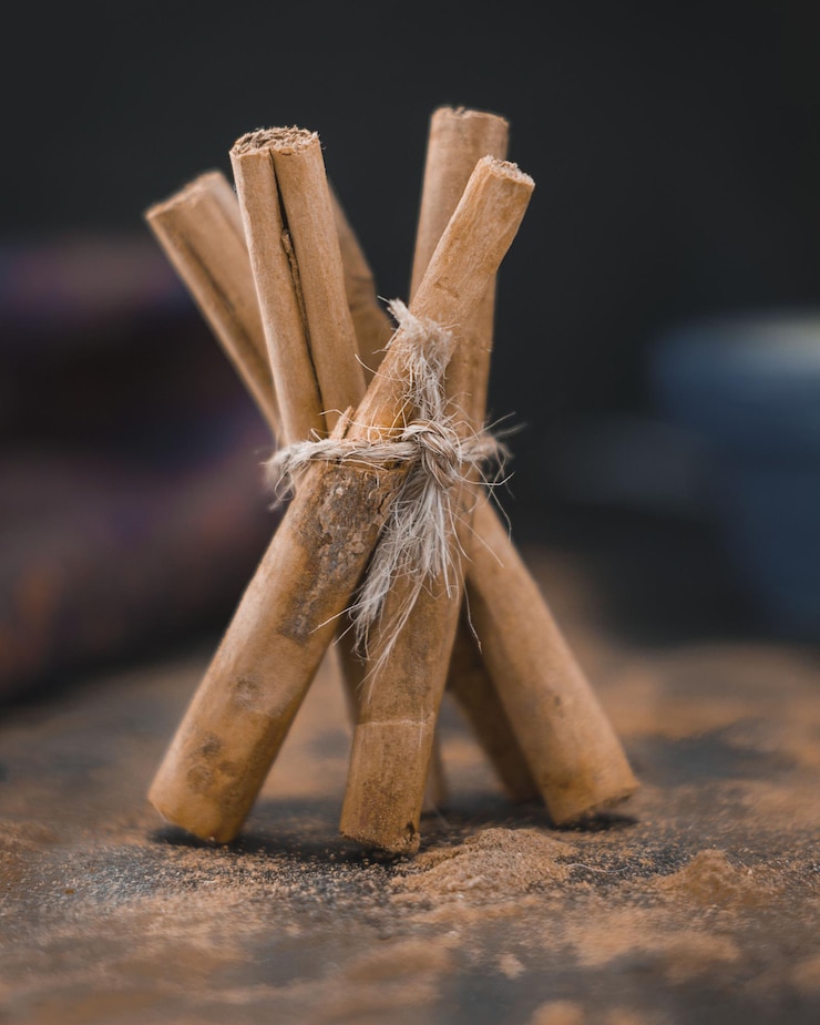 Free Photo vertical shot of a bundle of cinnamon sticks
