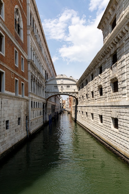 イタリア、ベニスの運河とカラフルな建物の垂直ショット