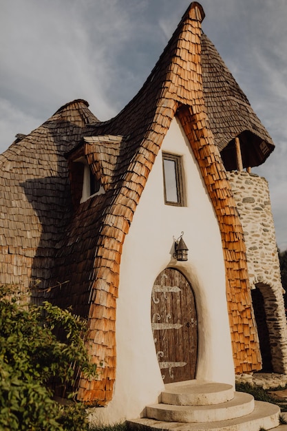 Free photo vertical shot of the castelul de lut valea zanelor landmark in porumbacu de sus, romaniaa