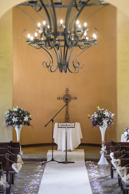 Foto gratuita colpo verticale di una cerimonia di matrimonio cristiana