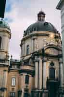 Foto gratuita ripresa verticale della chiesa della santa eucaristia lviv ucraina