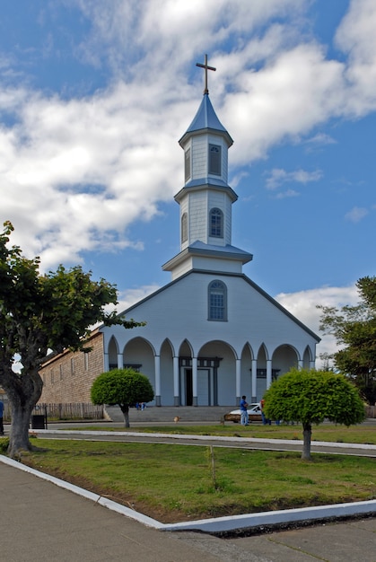 Вертикальный снимок церкви на фоне голубого облачного неба