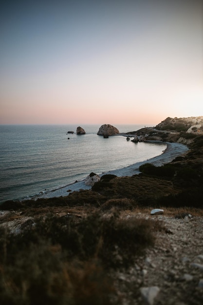 키프로스의 아프로디테 바위에서 아프로디테 목욕이 있는 해안선의 세로 샷