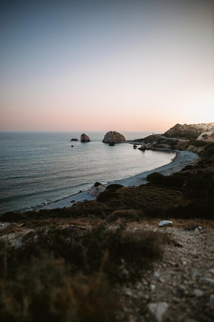 키프로스의 아프로디테 바위에서 아프로디테 목욕이 있는 해안선의 세로 샷