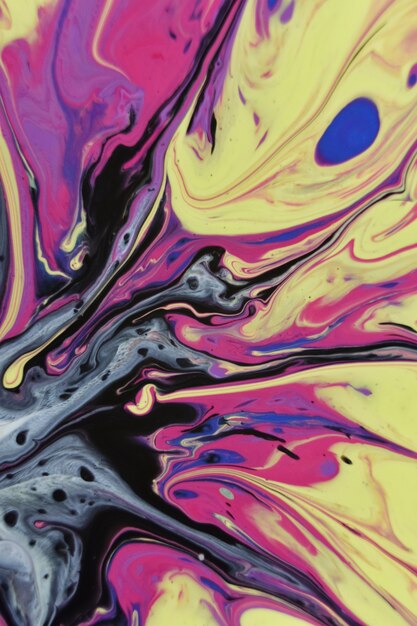Вертикальный снимок красочного фона креативной смеси акриловой краски и масляной жидкости